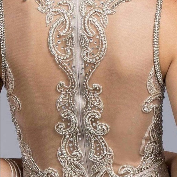 Gorgeous beaded sheath gown, silver, size 4. - Picture 4 of 6